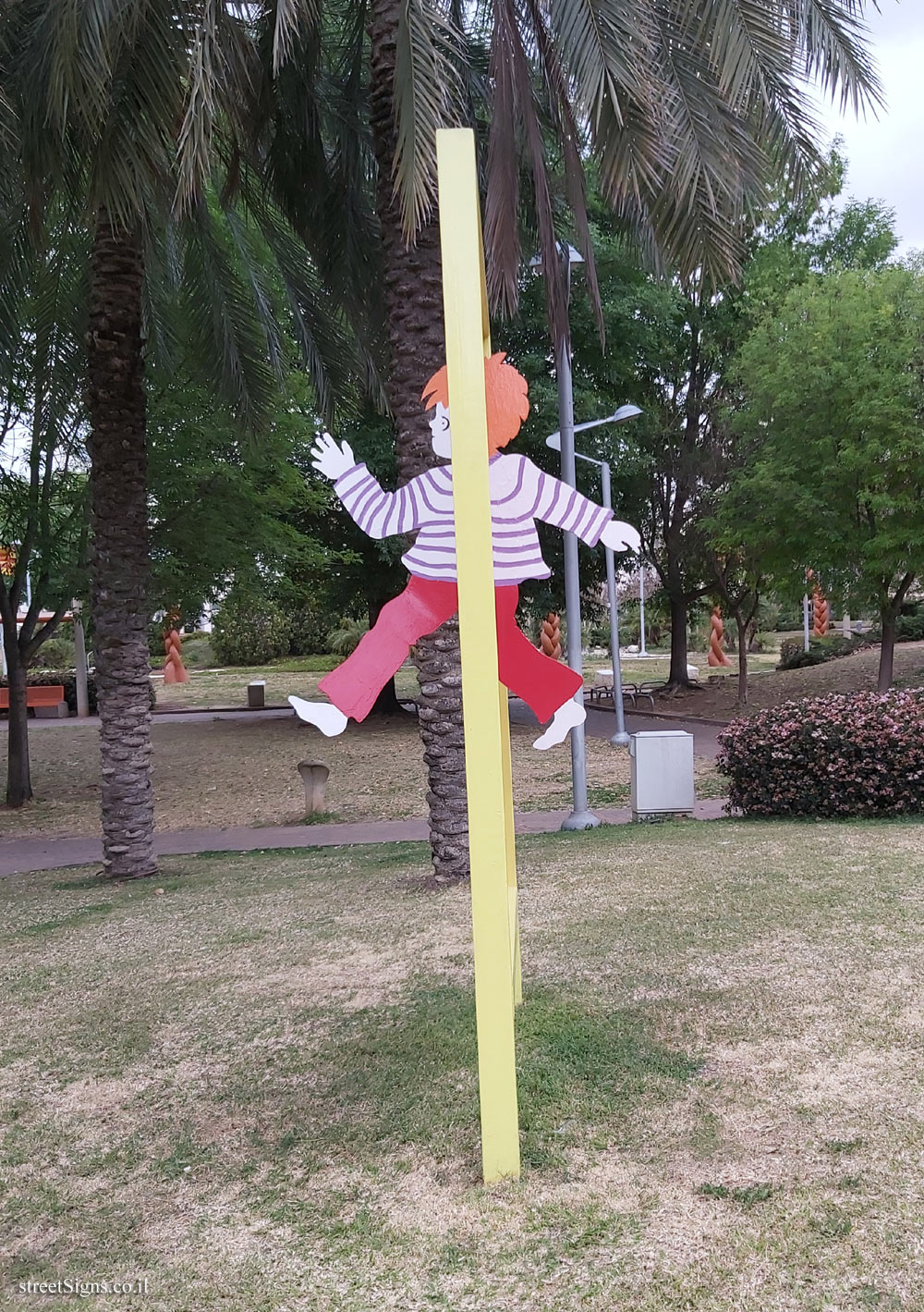 Holon - Story Garden - Itamar walks on walls - Refa’el Eitan St 5, Holon, Israel