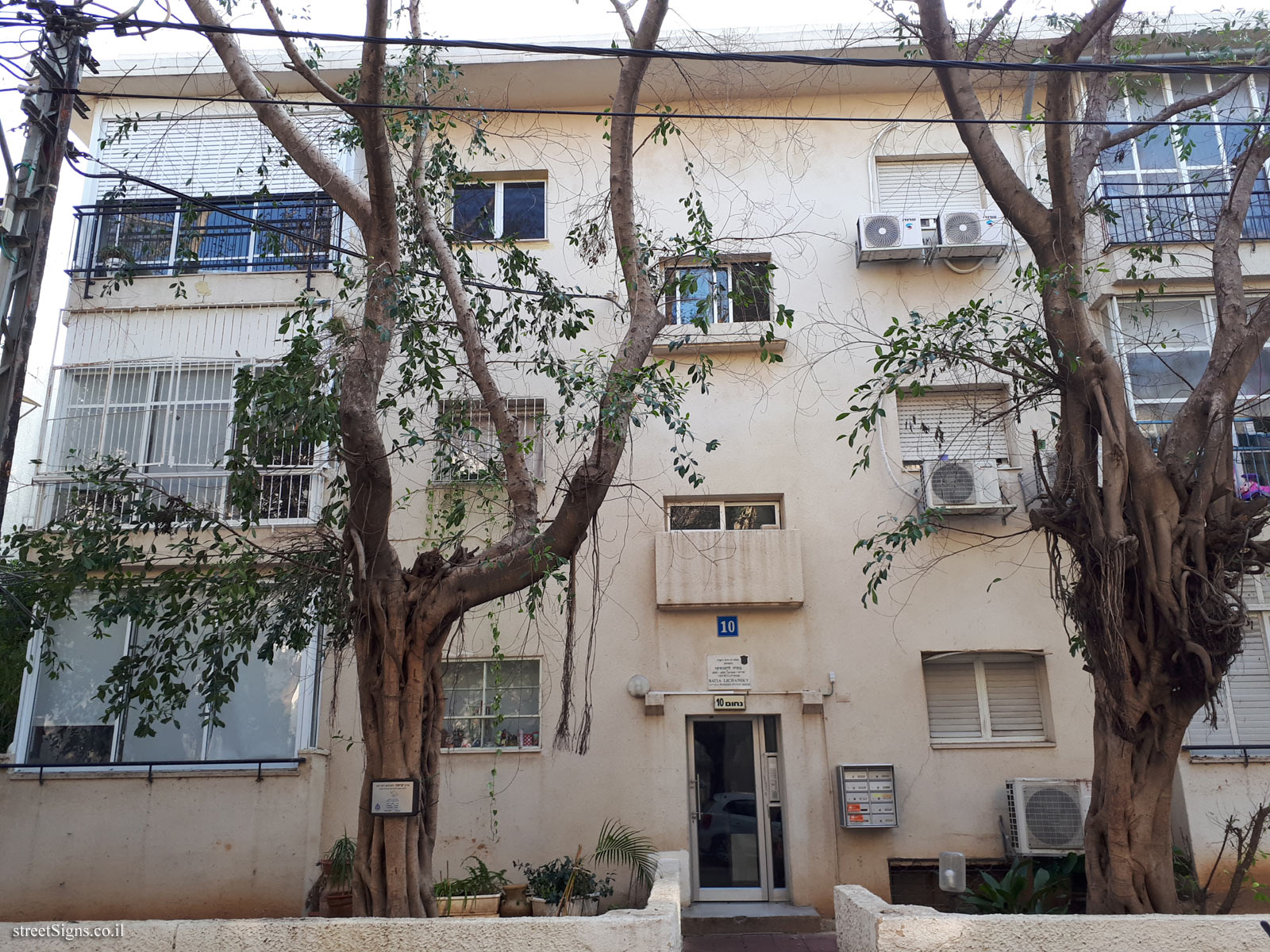 The home of the sculptres Batia Lichansky - Nakhum ha-Navi St 10, Tel Aviv