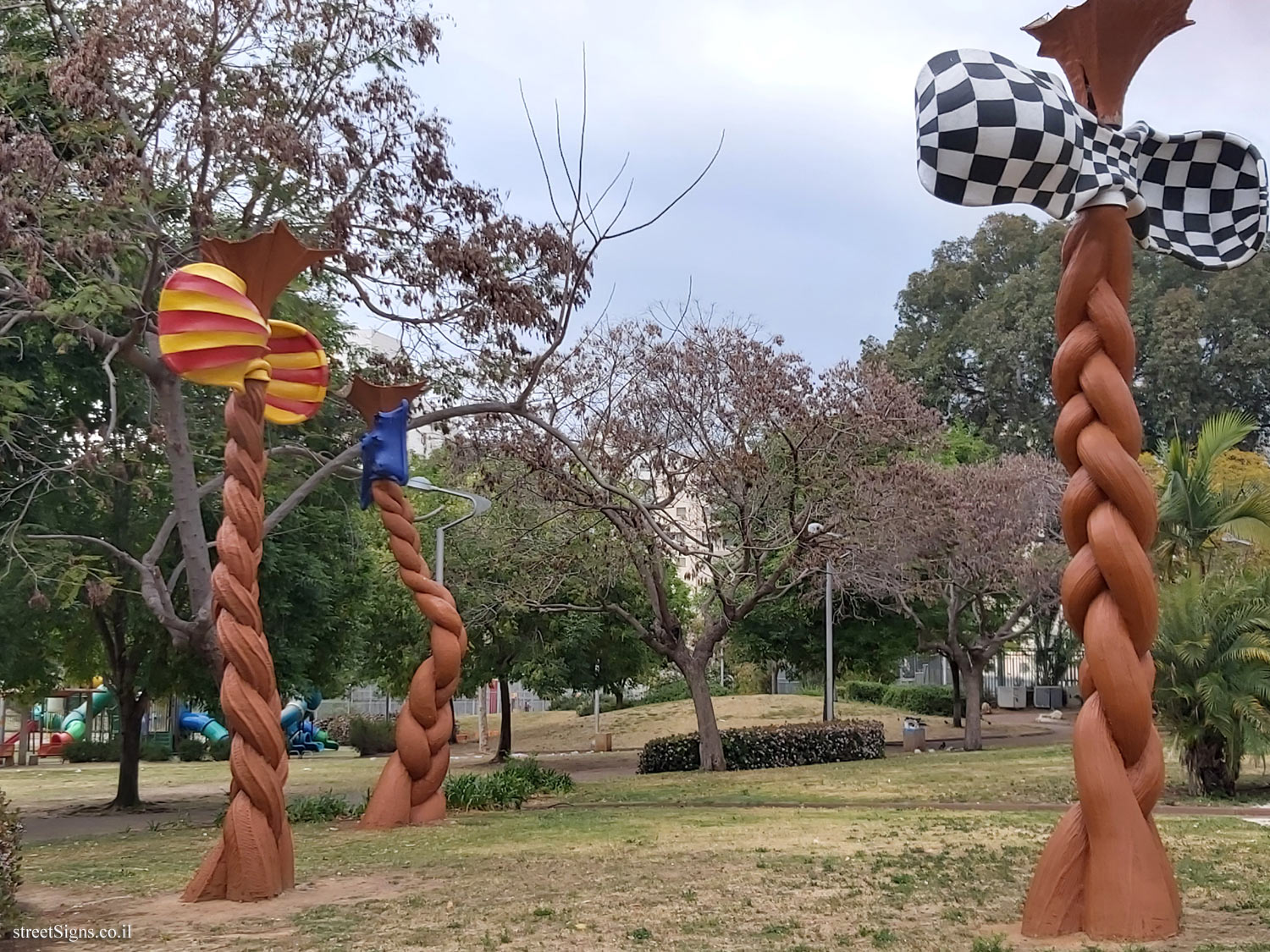 Holon - Story Garden - Noa’s sign language - Refa’el Eitan St 5, Holon, Israel