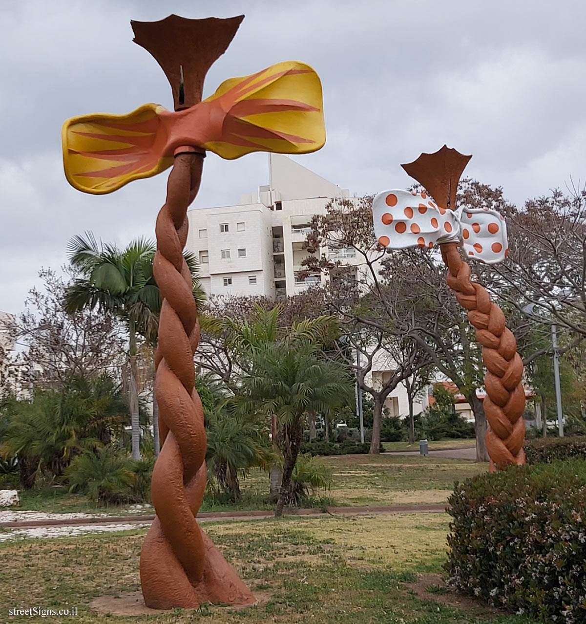 Holon - Story Garden - Noa’s sign language - Refa’el Eitan St 5, Holon, Israel