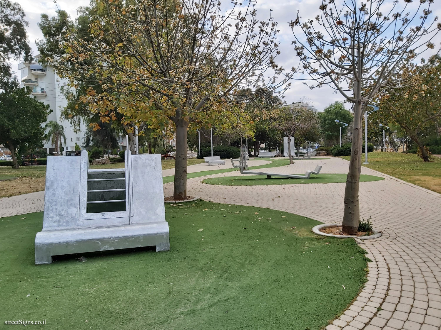 Holon - Story Garden - The scatterbrained from Kfar Azar - David Elazar/Begin, Holon, Israel