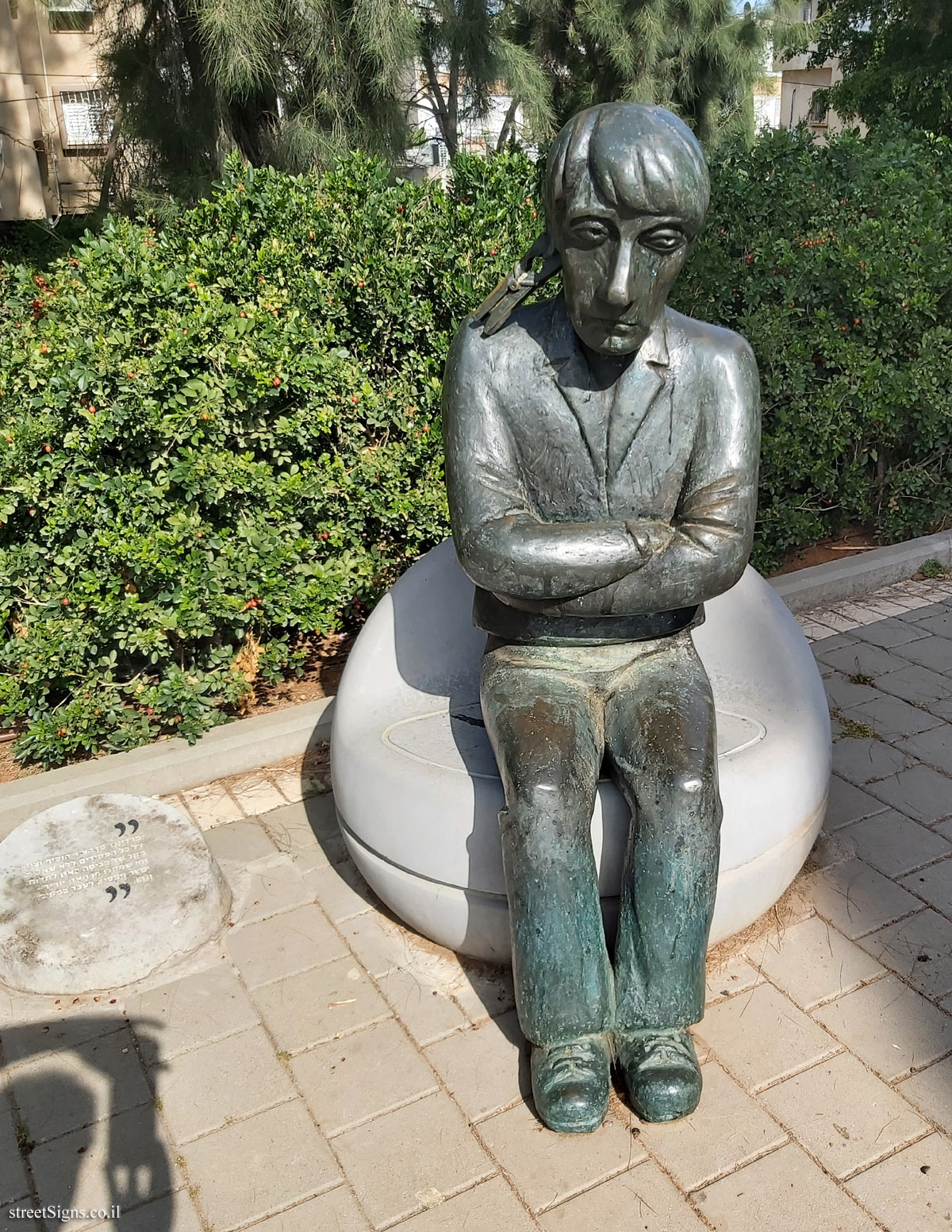 Holon - Story Garden - The plots of Ferdinand Pedhatzur in brief - Quote from the book 2 - A clerk with a washing stick in his ear