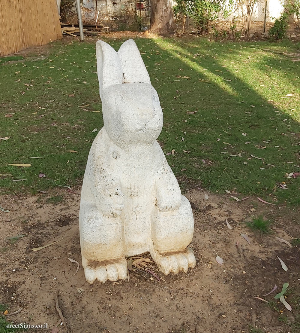 Holon - Story Garden - The rabbit Mamushi - Ha-Avoda St 12, Holon, Israel