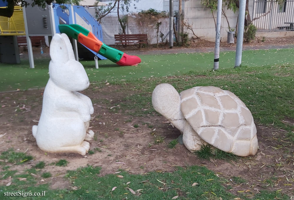 Holon - Story Garden - The rabbit Mamushi - Ha-Avoda St 12, Holon, Israel