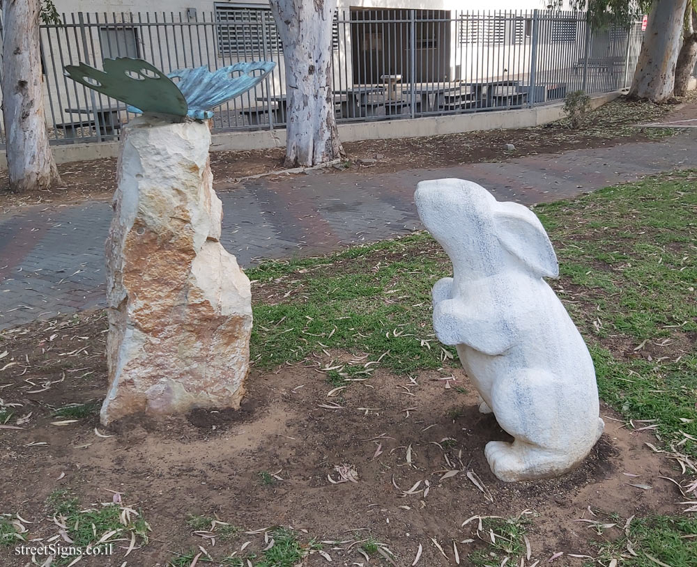 Holon - Story Garden - The rabbit Mamushi - Ha-Avoda St 12, Holon, Israel