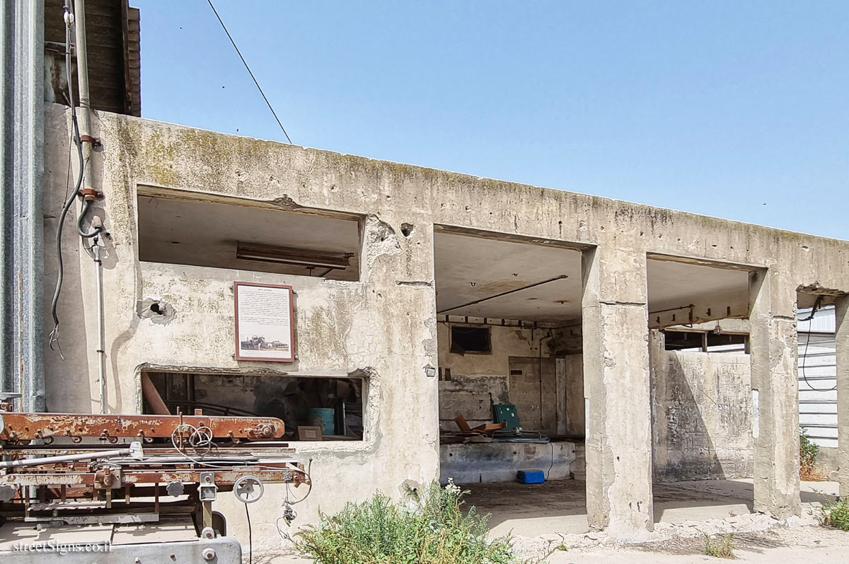 Kvutzat Yavne - The old milking parlor
