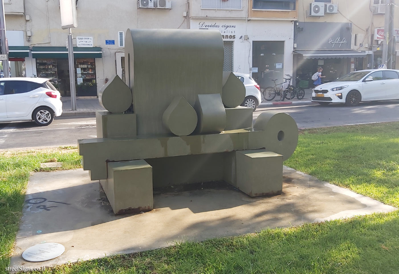 "Unnamed" - Outdoor sculpture by Issac Golombeck - Milan Square, Tel Aviv-Yafo, Israel