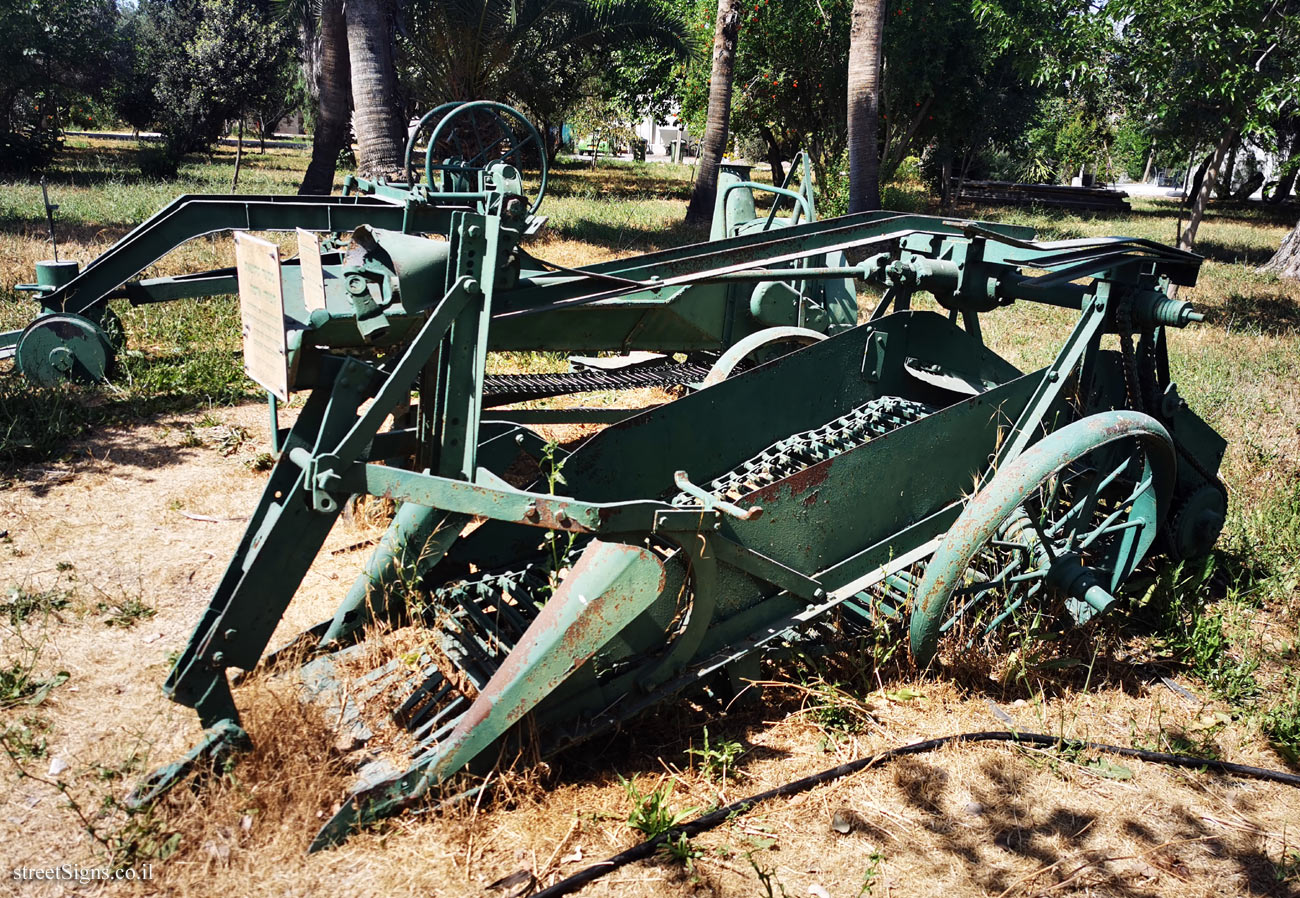 Kfar Yehoshua - Agricultural Tools - Potato removal machine