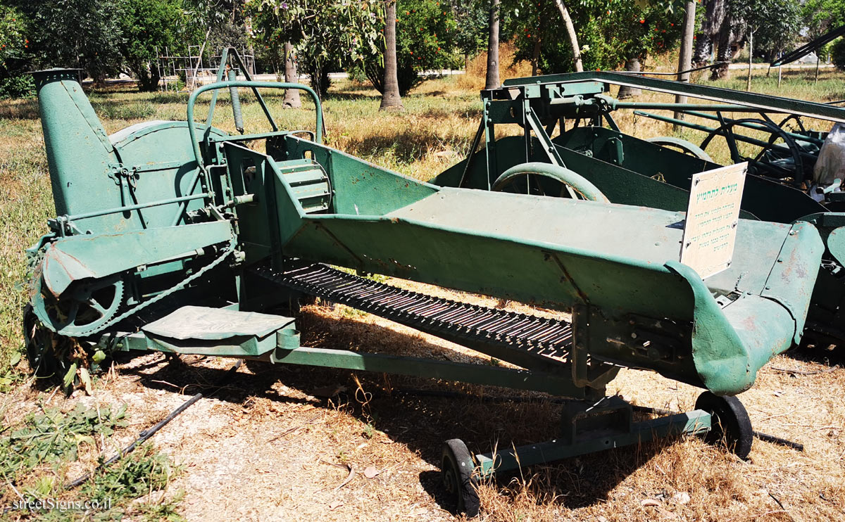 Kfar Yehoshua - Agricultural Tools - Lift for Silage