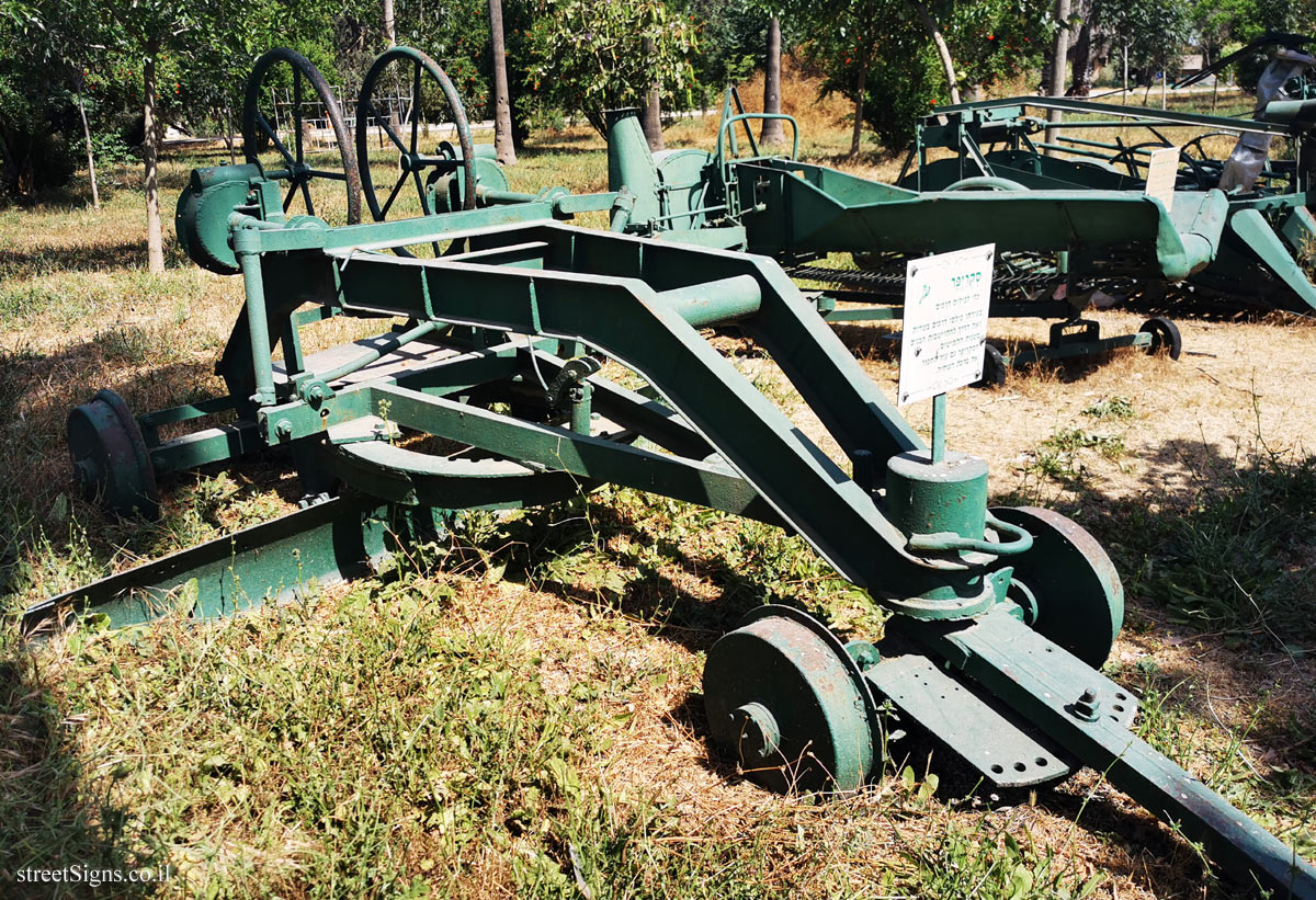 Kfar Yehoshua - Agricultural Tools - Scraper