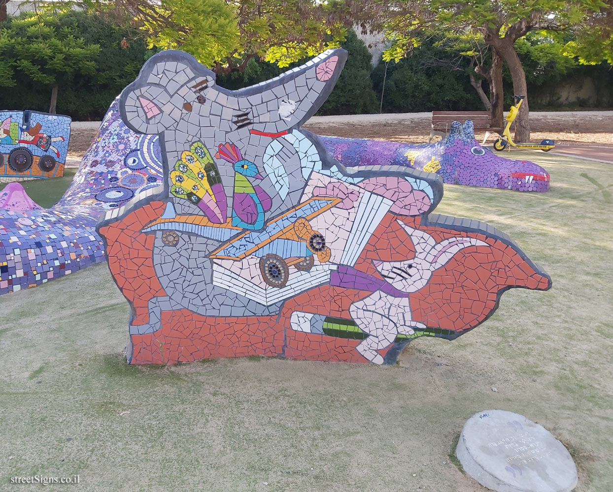 Holon - Story Garden - A purple monster - Quote from the book 2 - HaHamaniya St 8, Holon, Israel
