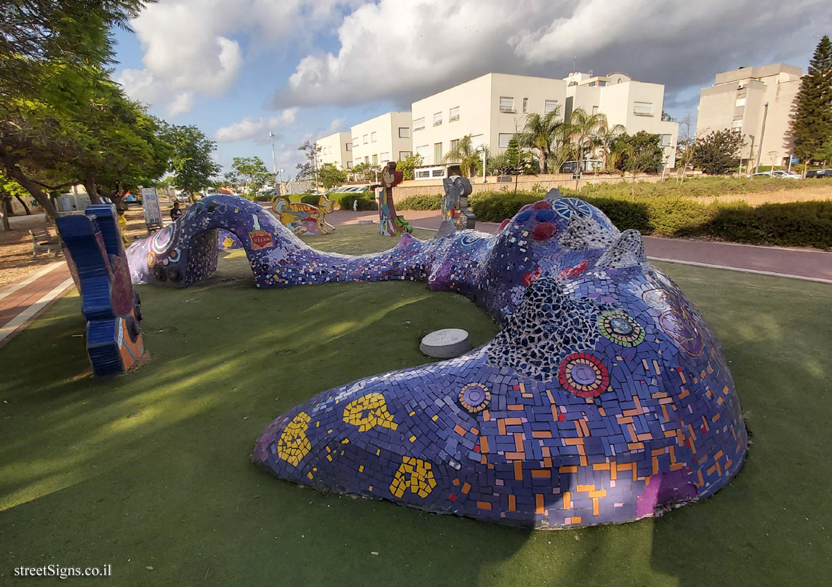 Holon - Story Garden - A purple monster - Quote from the book 3 - HaHamaniya St 8, Holon, Israel