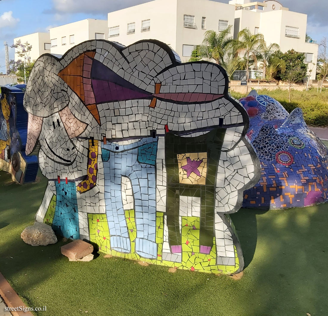 Holon - Story Garden - A purple monster - HaHamaniya St 8, Holon, Israel