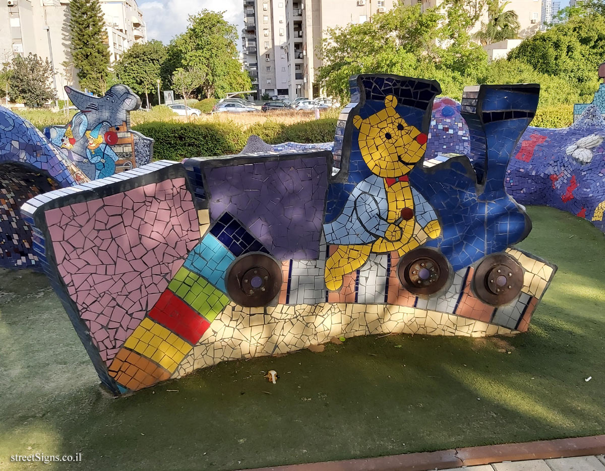 Holon - Story Garden - A purple monster - HaHamaniya St 8, Holon, Israel