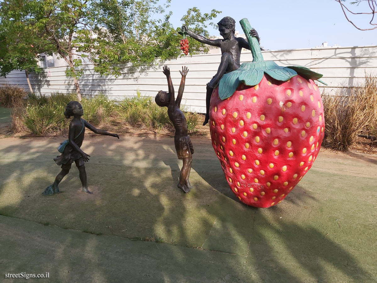 Holon - Story Garden - The lion that loved strawberry - Naomi Shemer St 3, Holon, Israel