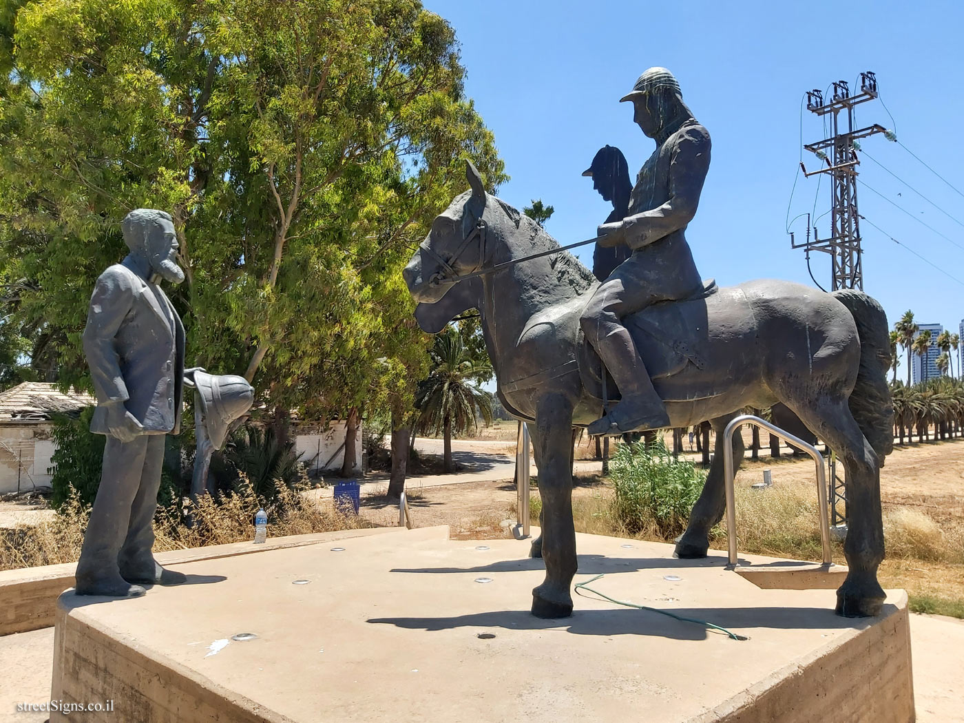 Statue about Herzl’s meeting with the German emperor - Mikve Israel