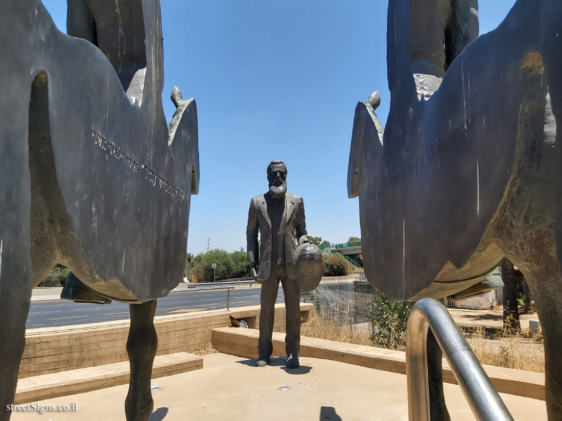 Statue about Herzl’s meeting with the German emperor - Mikve Israel