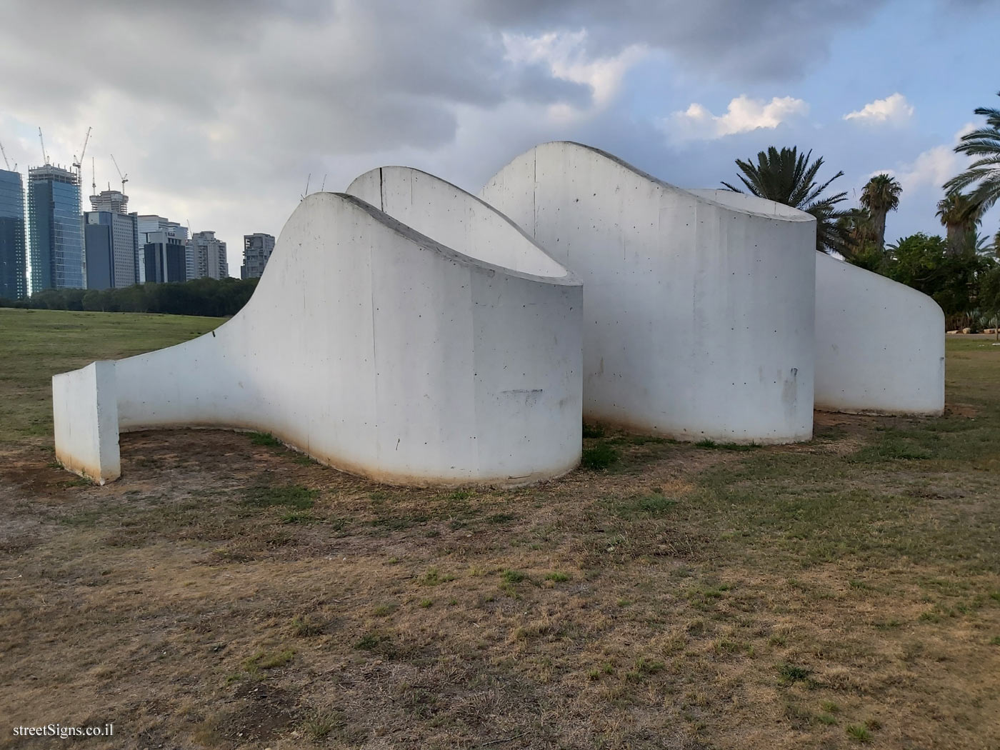 Tel Aviv - Yarkon Park - "Serpentine" - Outdoor sculpture by Yitzhak Danziger - Yehoshua Gardens, Tel Aviv-Yafo, Israel