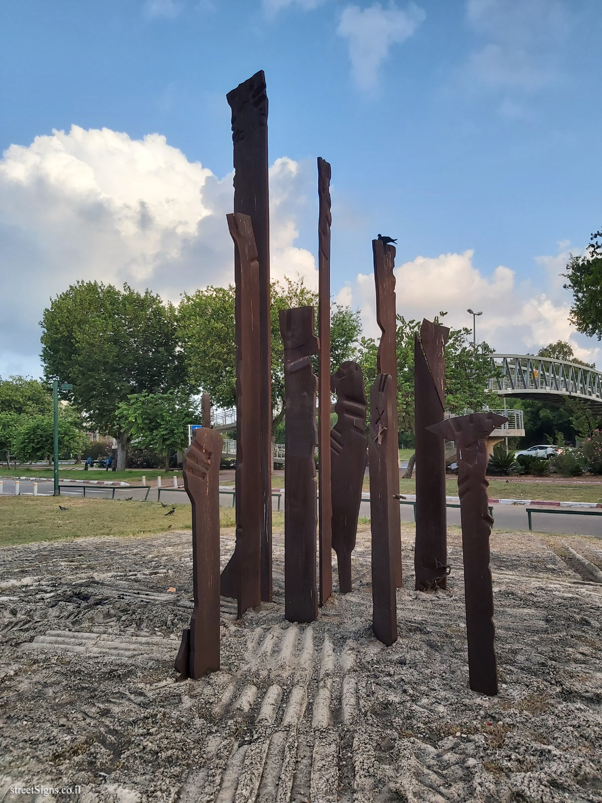 Tel Aviv - Yarkon Park - "Homage to Danziger" - Outdoor sculpture by Yigal Tumarkin