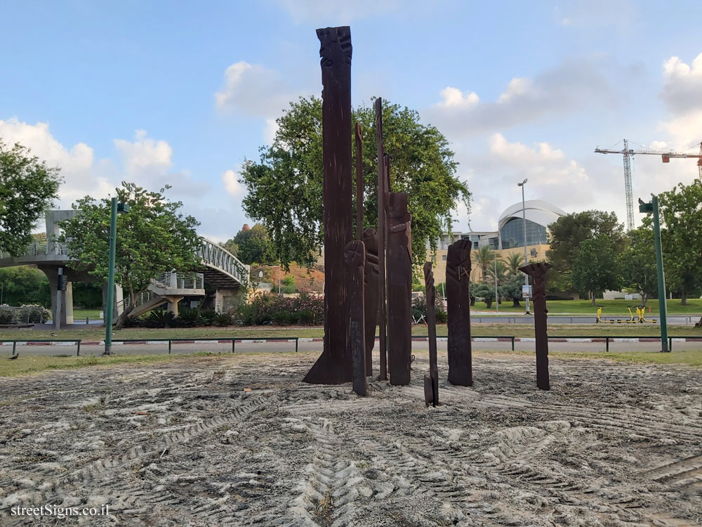Tel Aviv - Yarkon Park - "Homage to Danziger" - Outdoor sculpture by Yigal Tumarkin