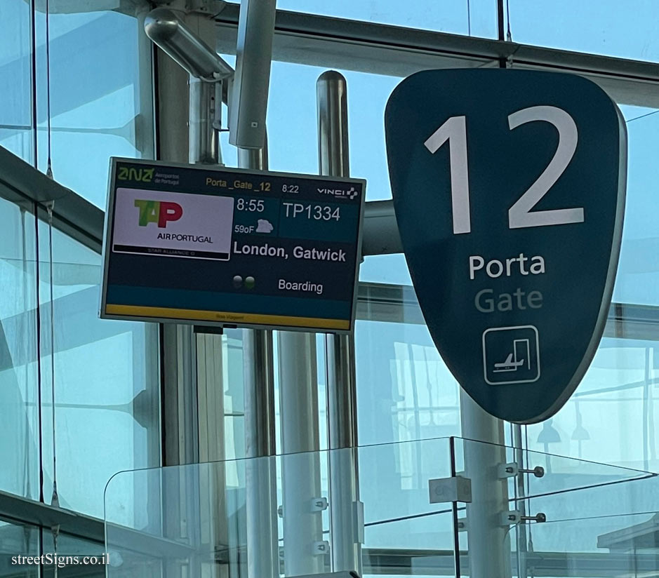 Vila Nova da Telha - Porto Airport - Francisco Sá Carneiro Airport - boarding gate