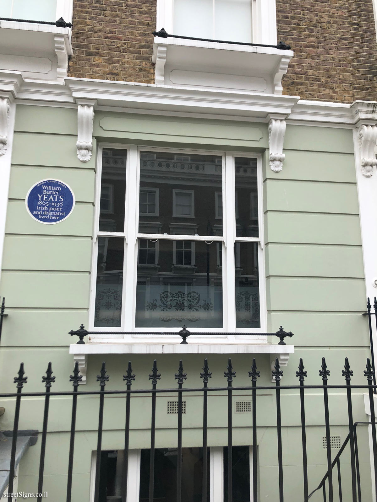 London - Memorial plaque at the residence of William Butler Yeats - 23 Fitzroy Rd, Camden Town, London NW1 8TP, UK