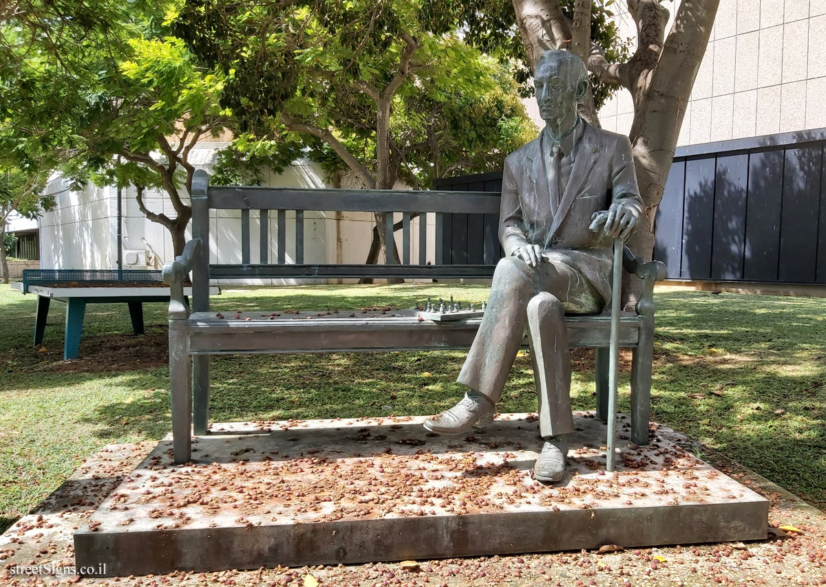 "Jan Karski" - outdoor sculpture by Karol Badyna - Tel Aviv University-Ramat Aviv Campus, Tel Aviv, Israel