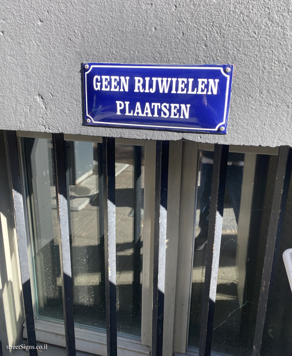 Rotterdam - a warning against tying a bicycle in the shape of a street name sign - Eendrachtsstraat 41, 3012 XH Rotterdam, Netherlands