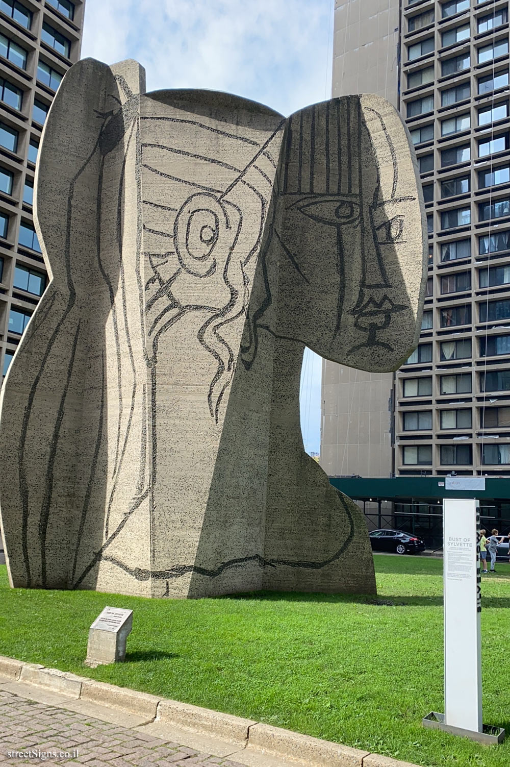 New York - NYU - Bust of Sulvette - Pablo Picasso outdoor sculpture - 122 Bleecker St, New York, NY 10012, USA