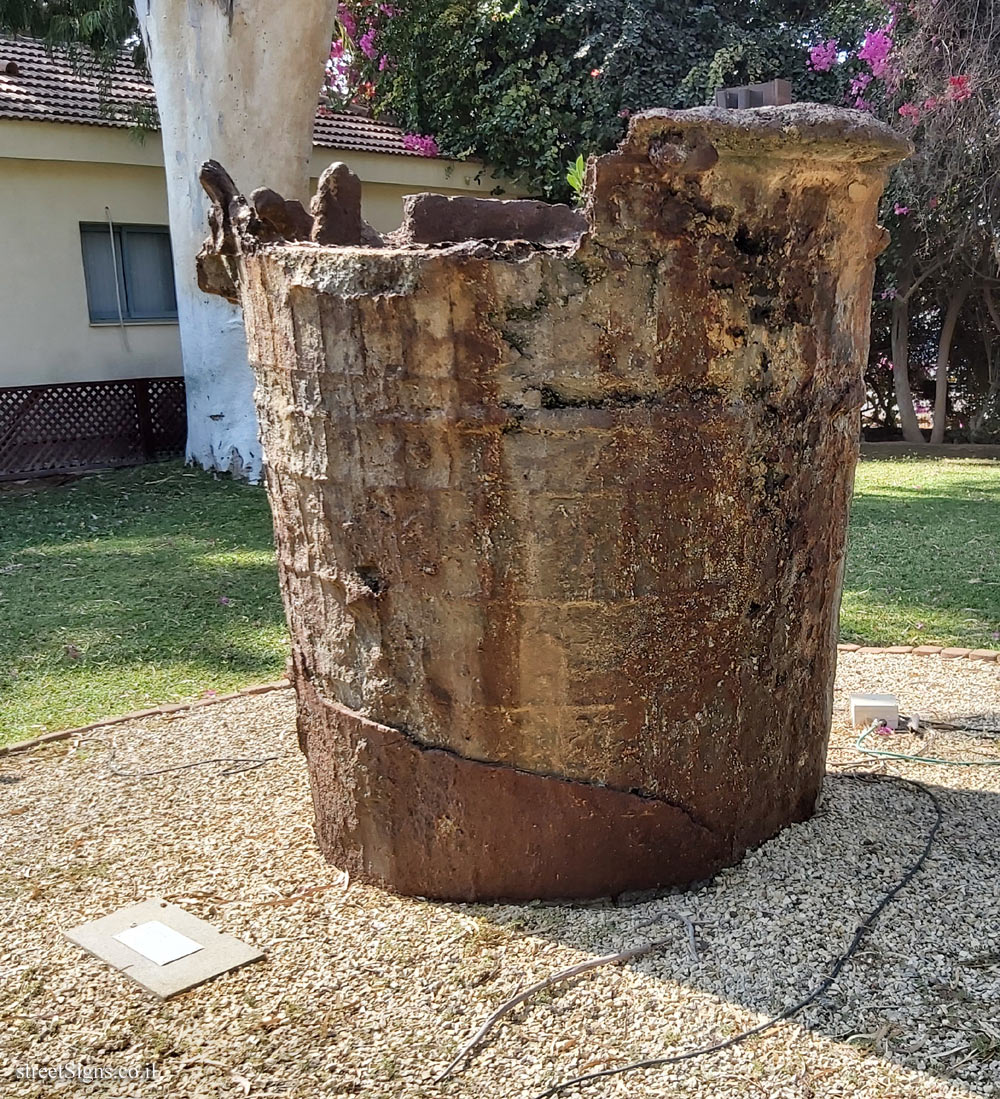 Herzliya - Reichman University - "Blocked Well" - Outdoor sculpture by Yaacov Dorchin