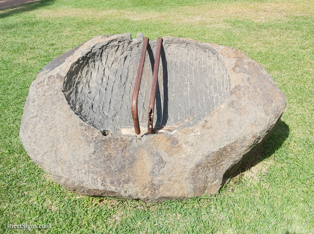 Herzliya - Reichman University - "Untitled" - Outdoor sculpture by Dalia Meiri