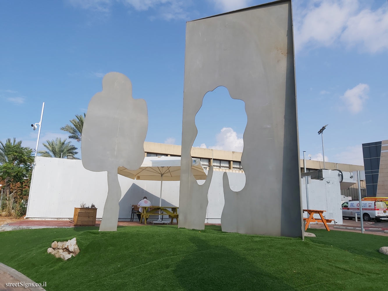 Tel Hashomer Hospital - outdoor statue of Menashe Kadishman