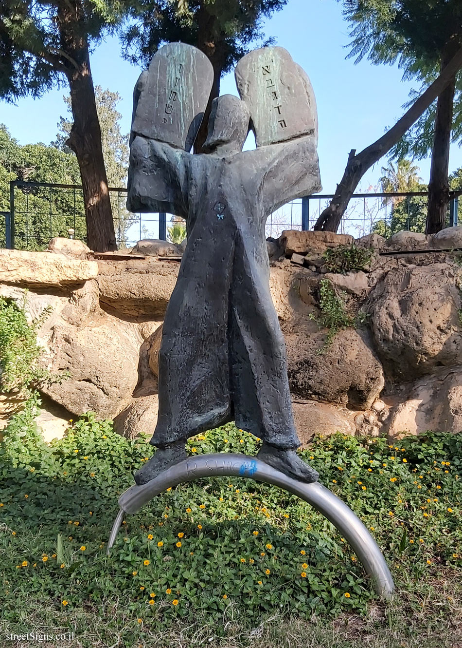 Ramla - "Moses with the Tablets of Stone" outdoor sculpture by Richard Shiloh - Ha-Hagana Garden, Ha-Hagana St 12-14, Ramla, Israel