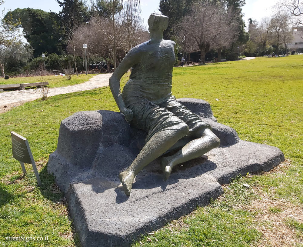 Jerusalem - The Hebrew University - Draped Seated Figure - Outdoor sculpture by Henry Moore