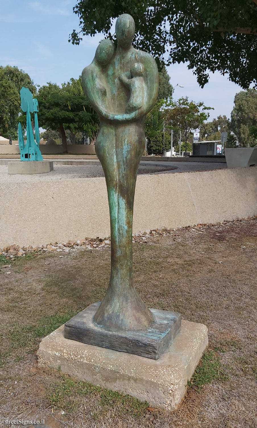 "Family" Ruth Bloch outdoor sculpture - The Topor sculpture garden at Sheba Hospital in Tel Hashomer