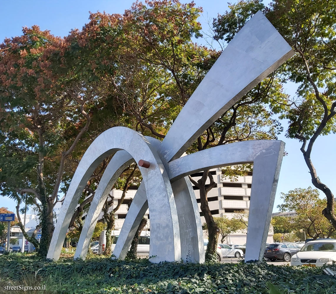 Tel Hashomer Hospital - "Etgar" -  outdoor statue of Hanna Stiebel - Sderot Gabriela, Ramat Gan, Israel