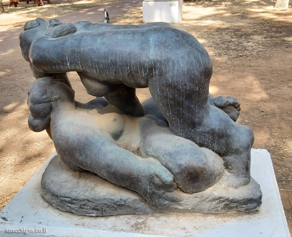 Herzliya - Reichman University - "Two Fighting Women" - Outdoor sculpture by Bernard Reder