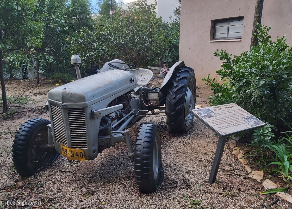 Bitan Aharon - The story of the tractor of the Weisblum family - Derech Hailanot 5, Bitan Aharon, Israel