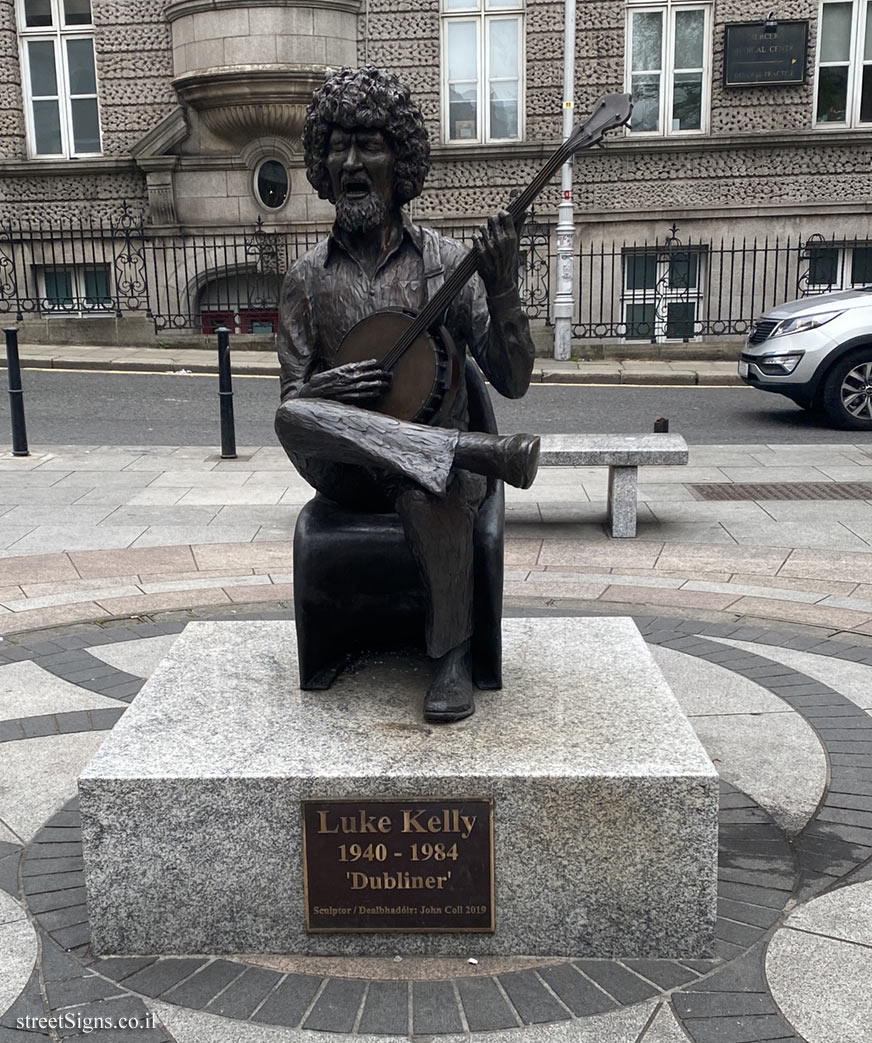 Dublin - A monument in memory of Luke Kelly - 31 King St S, Dublin, D02 FW25, Ireland