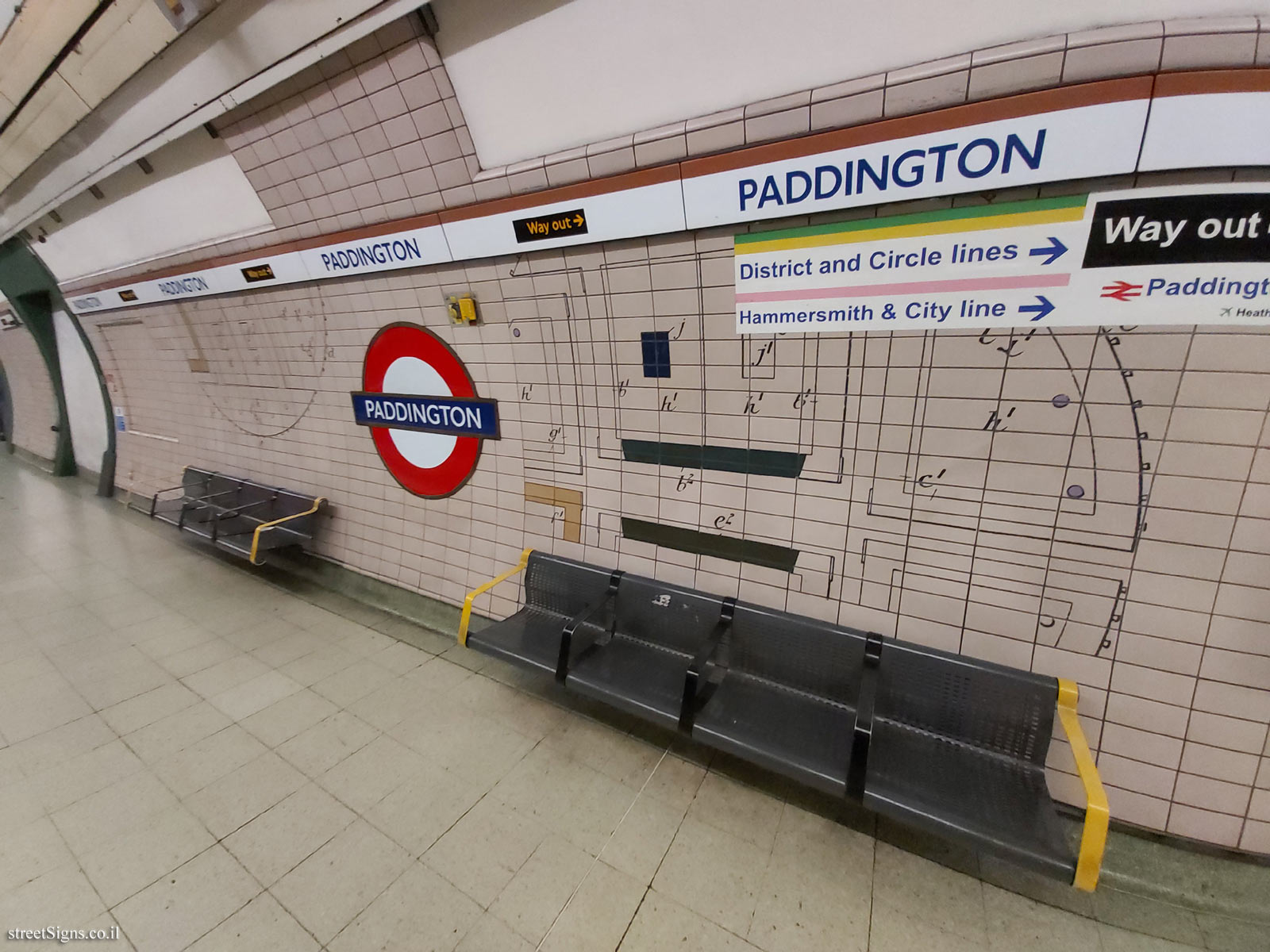 London - Paddington Subway Station - Interior of the station - Bakerloo line