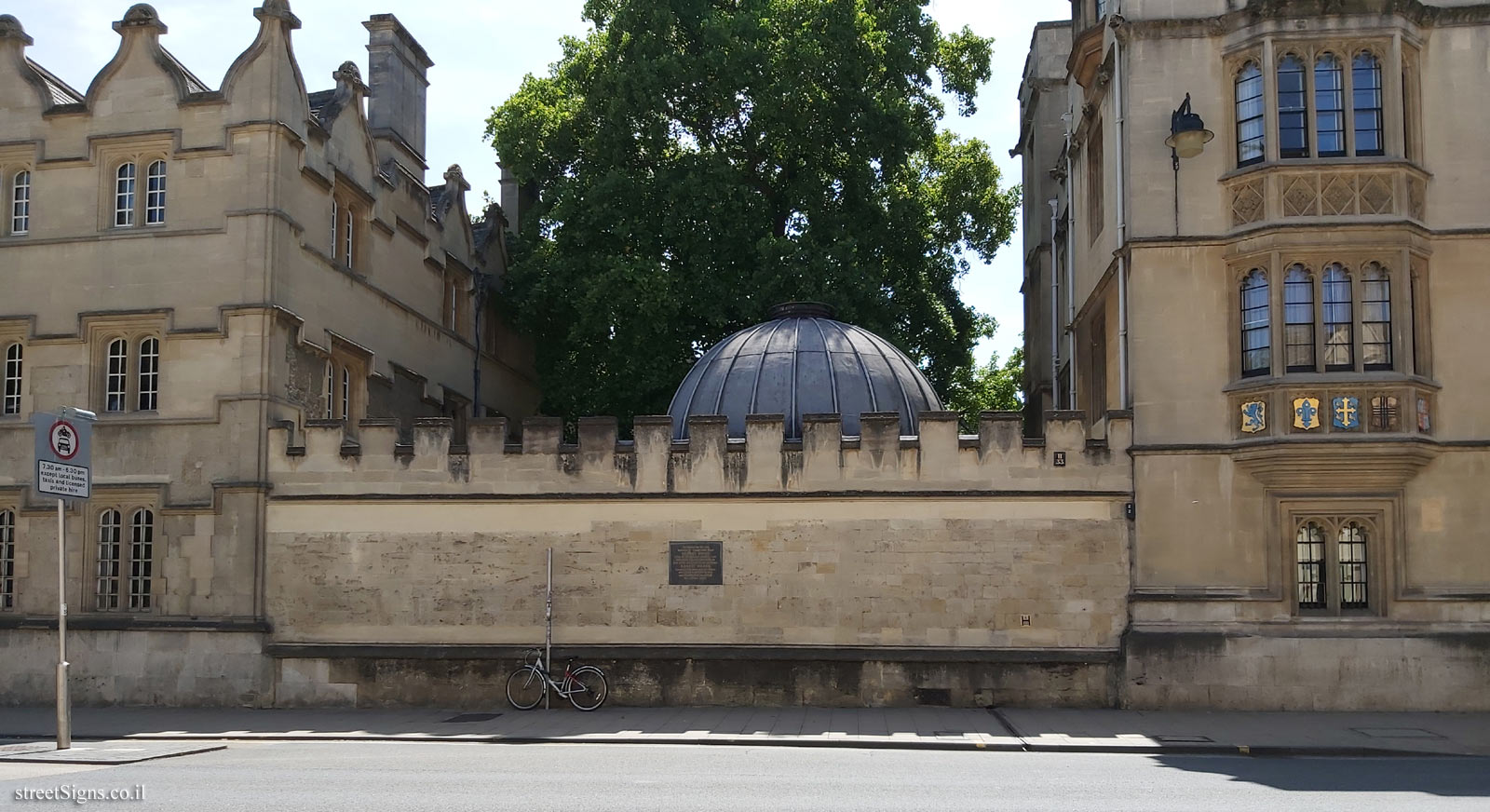 A memorial plaque to Robert Boyle and Robert Hooke - 32 High St, Oxford OX1 4AN, UK