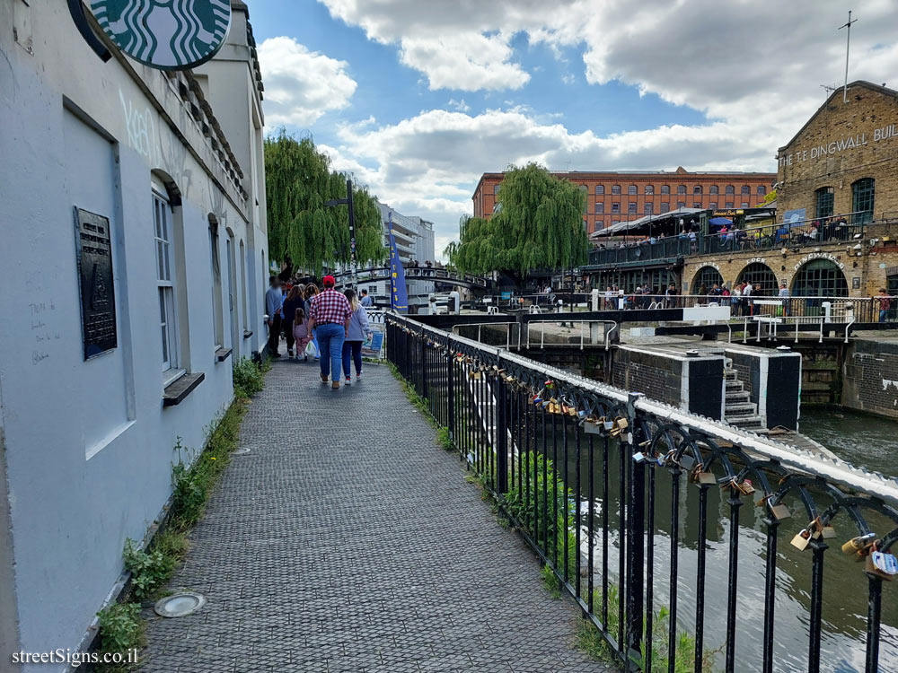 London - Camden - Walking route along the canal - 406 Camden Lock Market, Camden Town, London NW1 8QX, UK