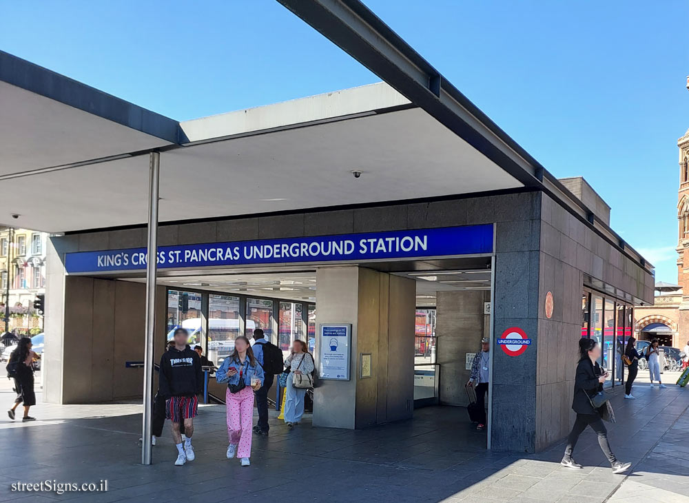 London - A sign commemorating firefighter Colin Townsley who perished while putting out a fire - King’s Cross St. Pancras (Stop D), London N1C 4DE, UK