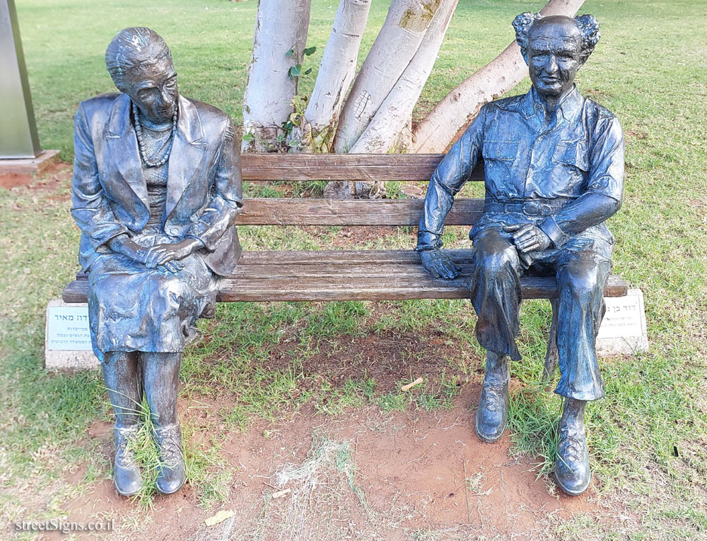 Tel Aviv - Histadrut Park - Ben Gurion and Golda Meir sitting on a bench - Arlozorov St 93, Tel Aviv-Yafo, Israel