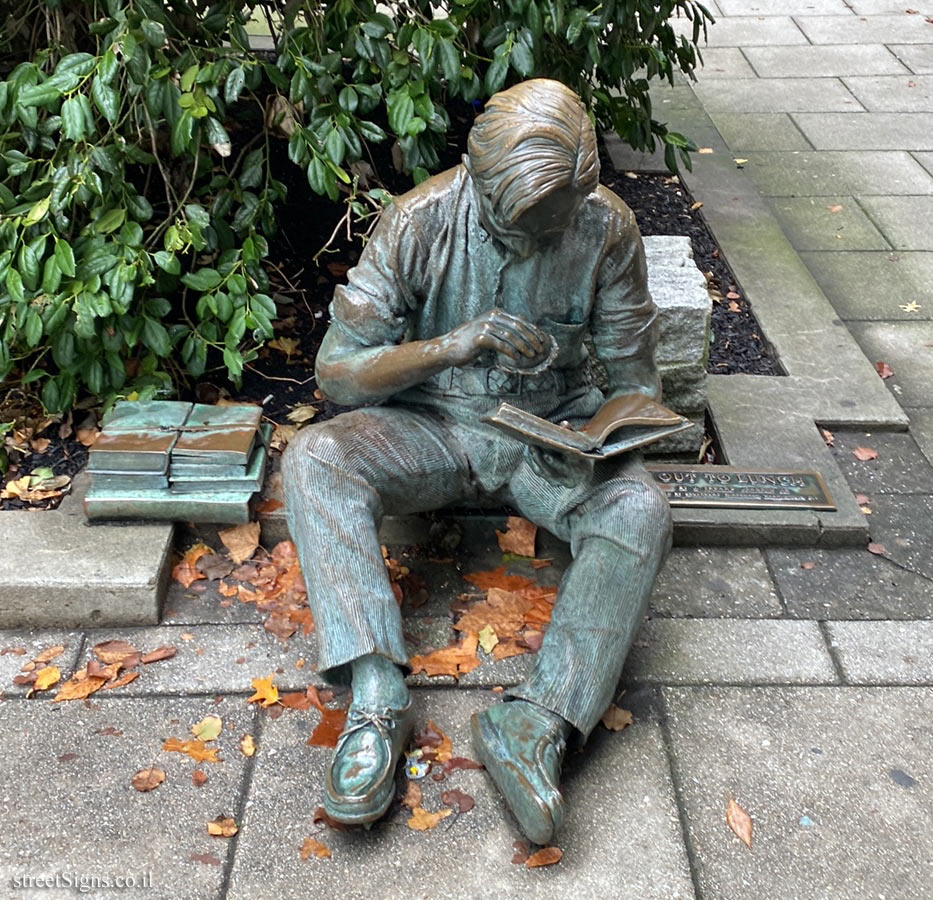 Princeton - "Out to Lunch" outdoor sculpture by John Seward Johnson II - Nassau St At Palmer Square, Princeton, NJ 08542, USA