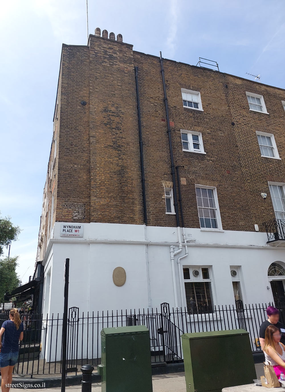 London - a precinct on the occasion of the silver jubilee of the reign of Elizabeth II - 37 Crawford St, London W1H 1HA, UK