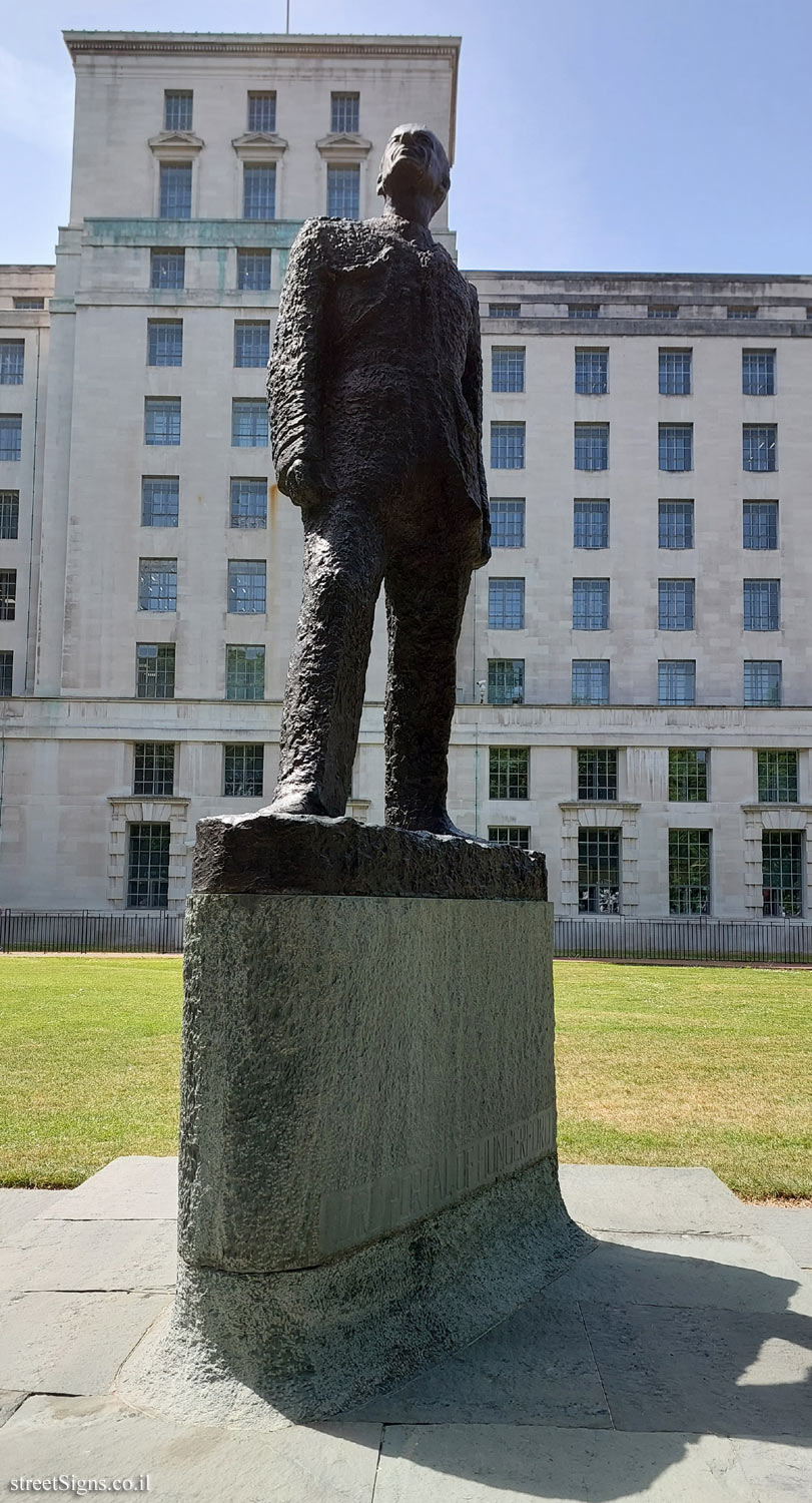 London - Statue commemorating Charles Portal - Victoria Embankment Gardens, Whitehall Extension, Victoria Embankment, Horse Guards Ave, London SW1A 2JL, UK