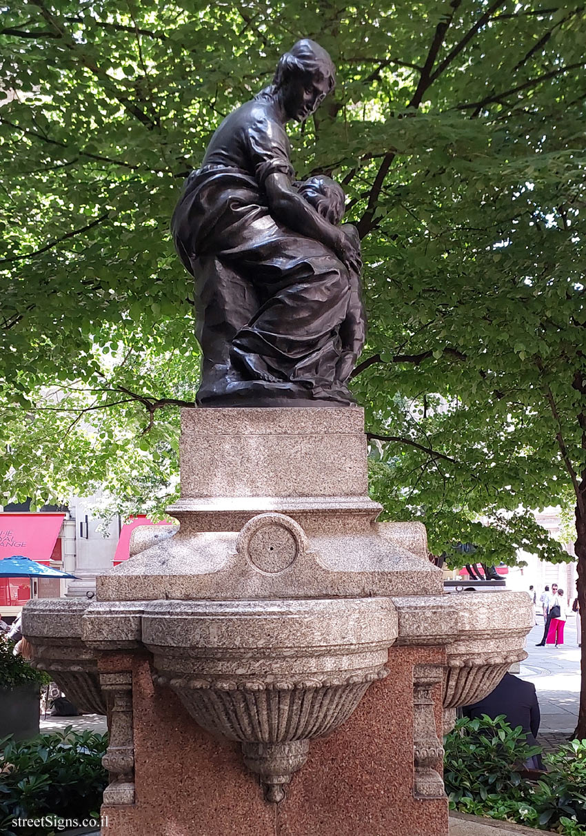 London - Drinking water fountain - La maternité - 2 Royal Exchange, London EC3V 3LF, UK