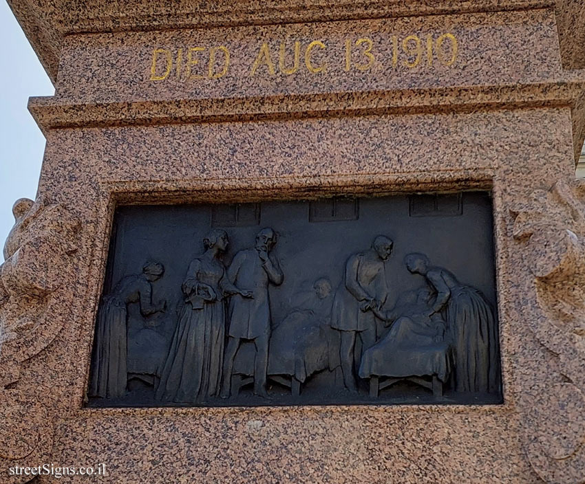 London - Statue commemorating Florence Nightingale - 17 Waterloo Pl, St. James’s, London SW1Y 4AR, UK