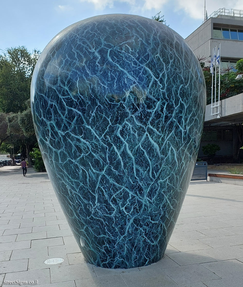 Tel Aviv - "Vase" - Outdoor sculpture by Gideon Gechtman - Weizmann St 3, Tel Aviv-Yafo, Israel